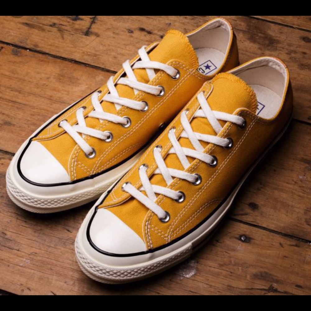 LOW TOP SUNSHINE YELLOW CLASSIC CONVERSE